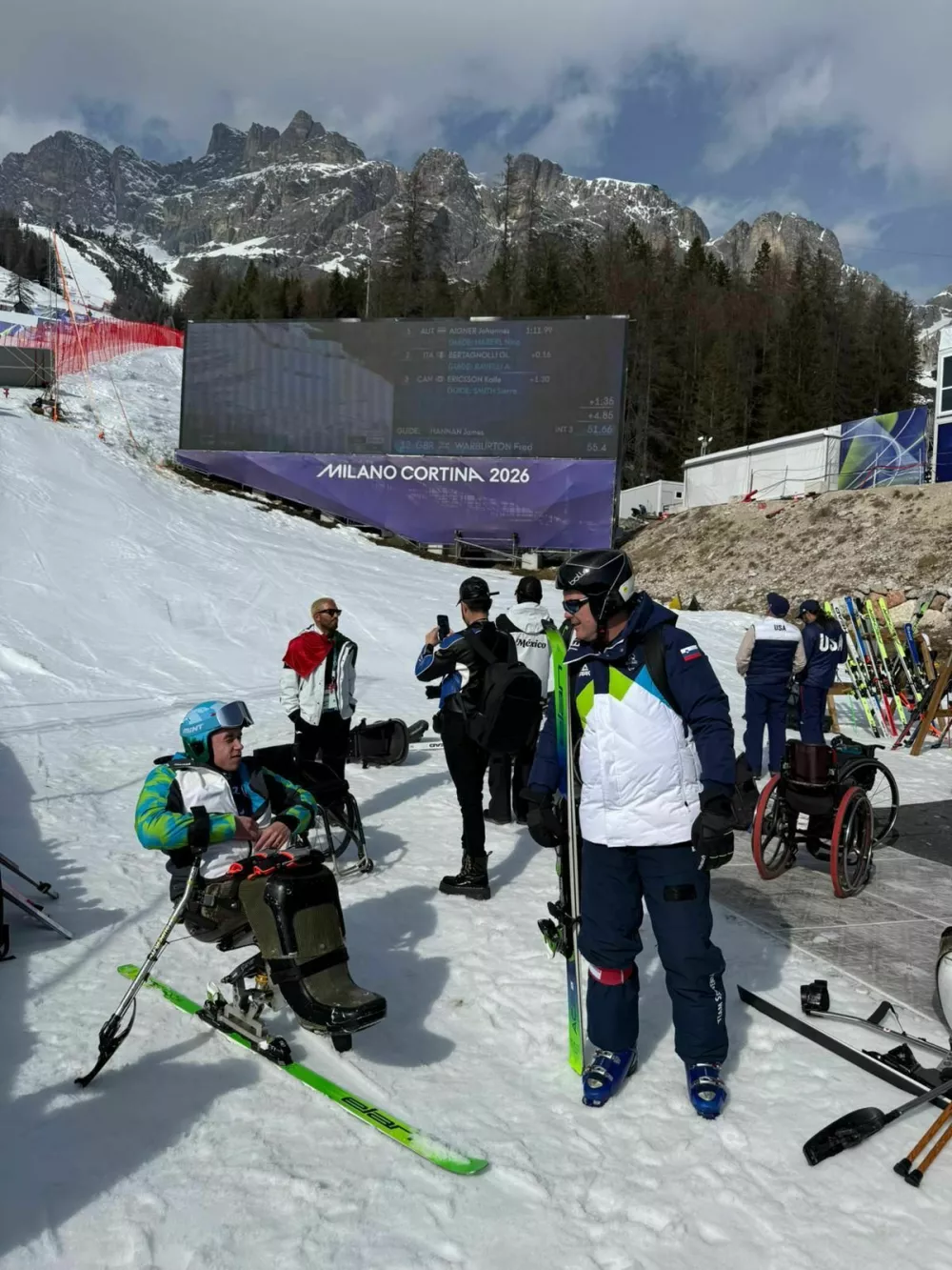 Jernej Slivnik s trenerjem Romanom Podlipnikom. Foto: ZSIS