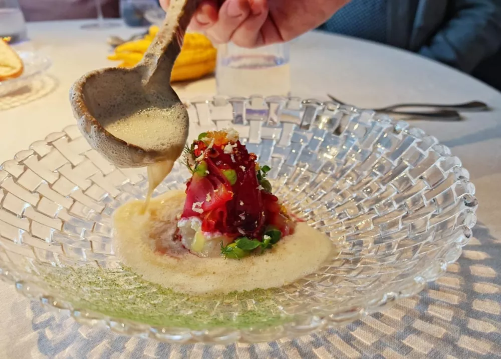 Dimljena polenovka s creme fraiche in rezinami rumene pese, marinirane v malinah, Lieperts