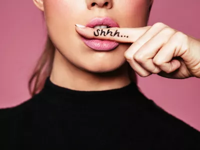 Ko zaposleni molčijo o pomembnih vpra&scaron;anjih, ki vplivajo na organizacijo, postane ti&scaron;ina zlove&scaron;ča in nevarna