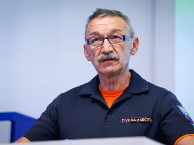 Ljubljana, Arso, pritlicje laboratorijskega prizidka.Izjava predstavnikov Agencije za okolje (Arso), Geoloskega zavoda ter Uprave za zascito in resevanje o predvidenih izrednih meteoroloskih in hidroloskih razmerah v Sloveniji ter o verjetnih posledicah teh razmer.Z Uprave RS za zascito in resevanje Srecko Sestan.