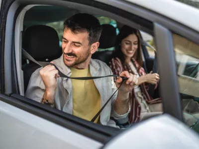 Naj smo v vlogi potnika ali voznika, ko se usedemo v avto, se moramo takoj nujno pravilno pripeti z varnostnim pasom. 