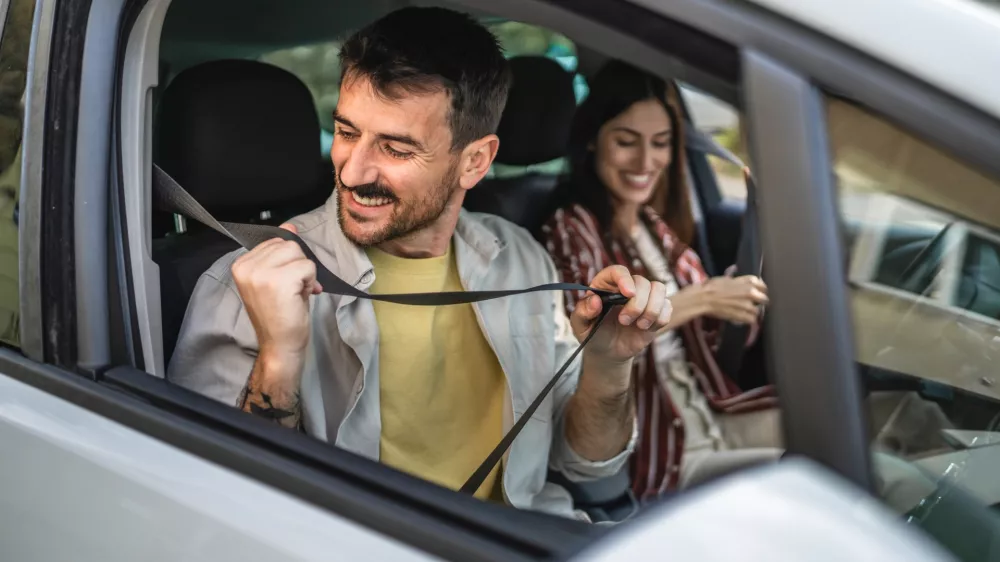 Naj smo v vlogi potnika ali voznika, ko se usedemo v avto, se moramo takoj nujno pravilno pripeti z varnostnim pasom. 