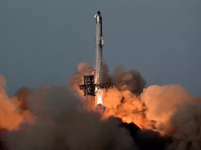 A SpaceX Super Heavy booster carrying the Starship spacecraft lifts off on its 10th test flight at the company's launch pad in Starbase, Texas, U.S., August 26, 2025. REUTERS/Steve Nesius   TPX IMAGES OF THE DAY