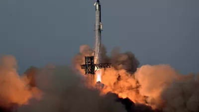 A SpaceX Super Heavy booster carrying the Starship spacecraft lifts off on its 10th test flight at the company's launch pad in Starbase, Texas, U.S., August 26, 2025. REUTERS/Steve Nesius   TPX IMAGES OF THE DAY
