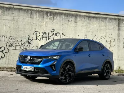 Renault rafale predstavlja največ, kar ta znamka lahko ponudi. / Foto: Matjaž Terzič