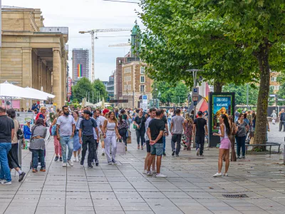Stuttgart, Germany, July 12, 2024: crowd of people tourists walking down pedestrian street King K&Atilde;&para;nigstra&Atilde;e Koenigstrasse and Castle Square Schlossplatz in old town Stuttgart historic city center / Foto: Aliaksandr Antanovich Getty Images