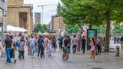 Stuttgart, Germany, July 12, 2024: crowd of people tourists walking down pedestrian street King K&Atilde;&para;nigstra&Atilde;e Koenigstrasse and Castle Square Schlossplatz in old town Stuttgart historic city center / Foto: Aliaksandr Antanovich Getty Images