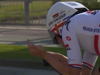 Eathan Hayter si je iz &scaron;e nepojasnjenih razlogov privo&scaron;čil ne&scaron;portno potezo med samo dirko.