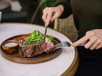 Rdeče meso se je (znova) zna&scaron;lo na vrhu seznama. / Foto: Istock