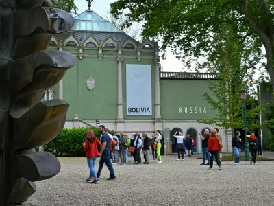 Kunst Bildende Kunst Arte Bienale Tourismus Reisen Italien Venedig 28.05.2024 Venedig Venezia Italien 60. Bienale arte 2024 60. Bieanale di Venecia Kurator Adriano Pedrosa BRA Motto Fremde ?berall Giardini Pavillon Russland wird von Bolivien bespielt Foto Eberhard Thonfeld Venedig Venetien Italien *** Art Visual Arts Arte Bienale Tourism Travel Italy Venice 28 05 2024 Venice Venezia Italy 60 Bienale arte 2024 60 Bieanale di Venecia Curator Adriano Pedrosa BRA Motto Strangers everywhere Giardini Pavilion Russia is played by Bolivia Photo Eberhard Thonfeld Venice Venice ItalyNo Use Switzerland. No Use Germany. No Use Japan. No Use Austria