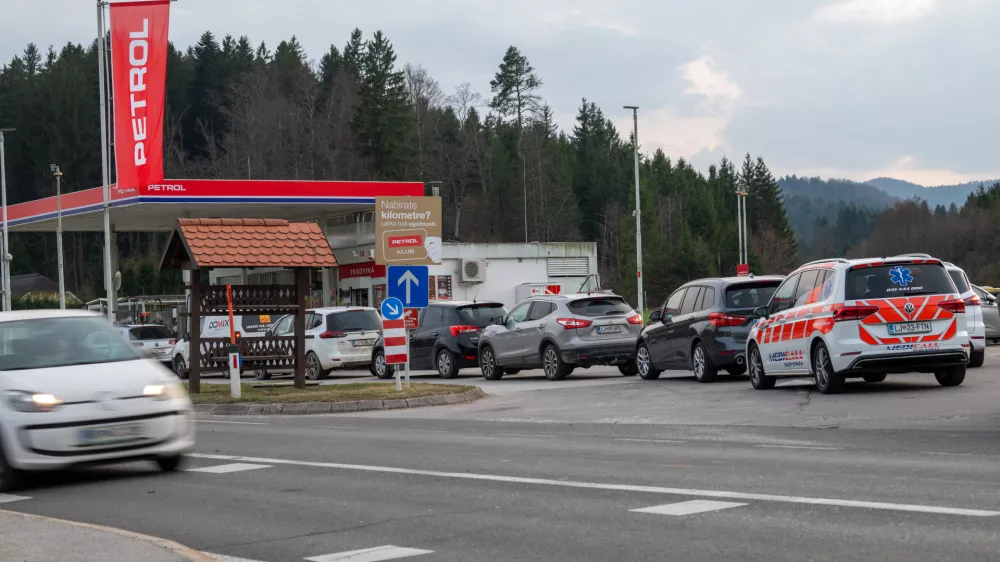 Rasica.Vrsta pred Petrolovo bencinsko crpalko.