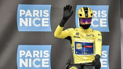 Juan Ayuso je sredino etapo začel v rumenem, a je zaradi padca moral odstopiti. 