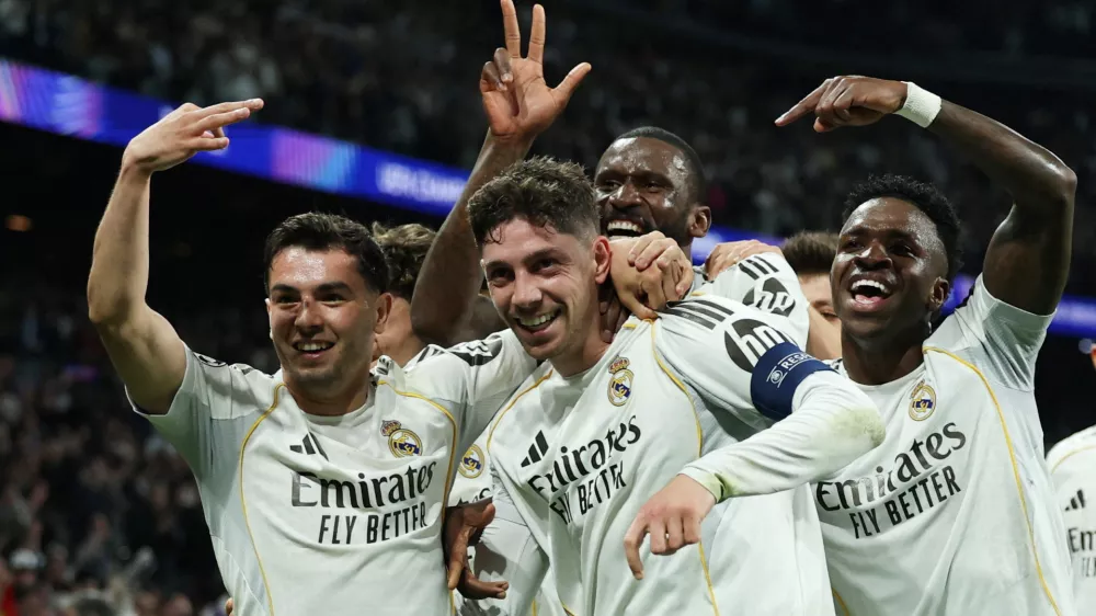 Soccer Football - UEFA Champions League - Round of 16 - First Leg - Real Madrid v Manchester City - Santiago Bernabeu, Madrid, Spain - March 11, 2026 Real Madrid's Federico Valverde celebrates scoring their third goal with teammates REUTERS/Violeta Santos Moura   TPX IMAGES OF THE DAY