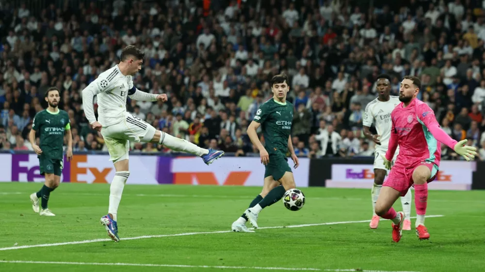 Soccer Football - UEFA Champions League - Round of 16 - First Leg - Real Madrid v Manchester City - Santiago Bernabeu, Madrid, Spain - March 11, 2026 Real Madrid's Federico Valverde scores their third goal to complete a hat-trick REUTERS/Violeta Santos Moura