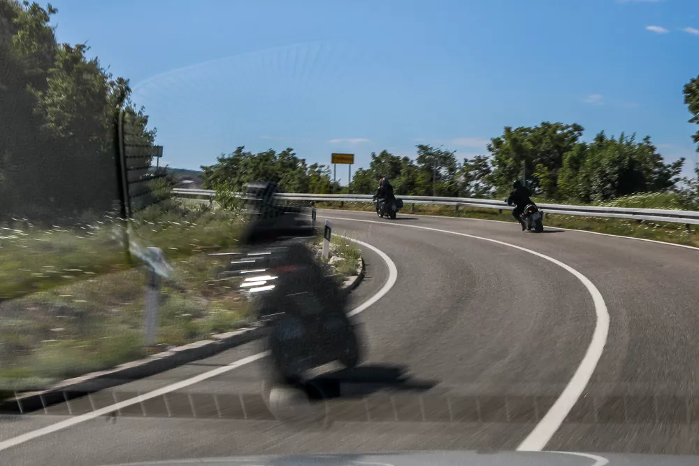 - Cestni odsek pred Kraljevico.- motoristi, motor.- Hrva&scaron;ka,- 26.05.2025. - Reportaža o Jadranski magistrali ob 60. obletnici izgradnje in 70. obletnici začetka gradnje.- Jadranska magistrala, cesta, hrva&scaron;ka obala.OPOMBA: ZA OBJAVO V OBJEKTIVU!//FOTO: Bojan Velikonja
