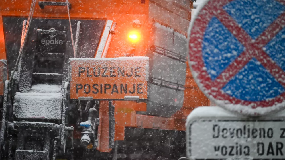 19.01.2024 - sneženje v okolici Logatca - pluženje - posipanje//FOTO: Nik Erik Neubauer
