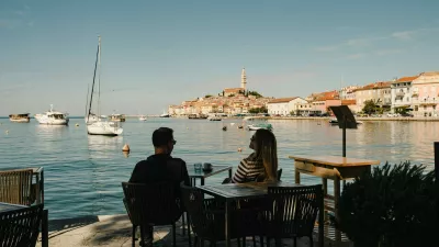 Kava ob morju s pogledom na Rovinj utegne biti letos (spet) pregrešno draga. / Foto: Profimedia