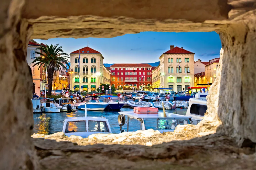 Prokurative square in Split evening view through stone window, Dalmatia, Croatia / Foto: Xbrchx
