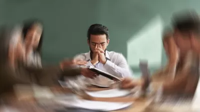 Stress, migraine and motion blur with a business man in a meeting feeling frustrated, tired or overworked. Mental health, anxiety and headache with an exhausted male employee suffering from fatigue / Foto: Jacob Wackerhausen Getty Images