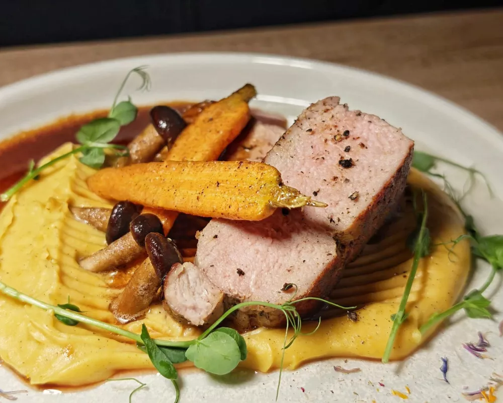 Teletina s pirejem buče, Bistro in kavarna Nana