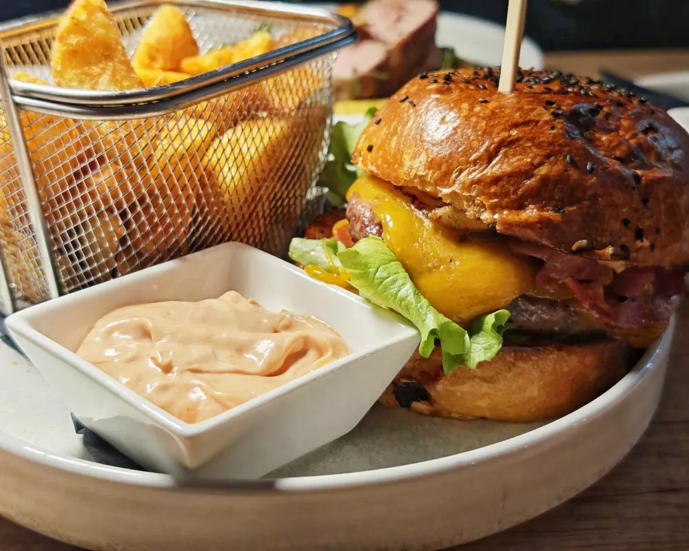 Burger s prilogo, Bistro in kavarna Nana