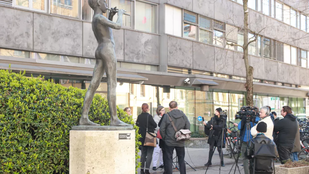 Ljubljana, RTVS.Izjava za medije predstavnikov Drustva novinarjev Slovenije, Mirovnega instituta, centra PIC in zavoda Open glede vlozene intervencije na ustavno sodisce o vidikih presoje ustavnosti novele zakona o RTVS.