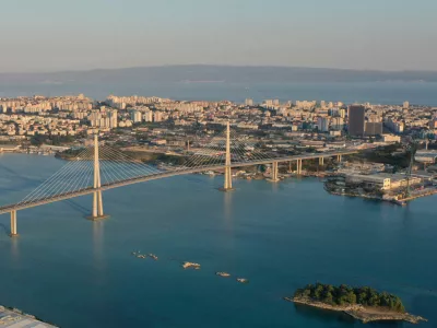 Načrtovan most čez Ka&scaron;telski zaliv v Spliti, ki ga bo projektiral slovenski inženir Marjan Pipenbaher.Render: Pipenbaher inženirji/3LHD Arhitekti