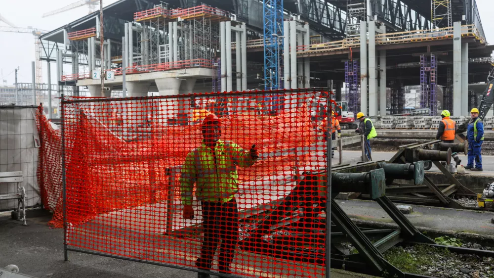 - Gradbena dela na starih tirih in peronih.- Železni&scaron;ka postaja Ljubljana.-14.12.2025. - Prenova Železni&scaron;ke postaje Ljubljana.//FOTO: Bojan Velikonja