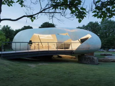 Radic je najbolj znan po paviljonu galerije Serpentine v Londonu, prosojni lupini iz steklenih vlaken in s tlemi iz lokalnega kamna