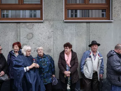 - 15.04.2025 - sojenje Janezu Jan&scaron;i v zadevi Trenta v Celju - spontani protest - upokojenci, pokojnine, starostniki//FOTO: Jaka Gasar