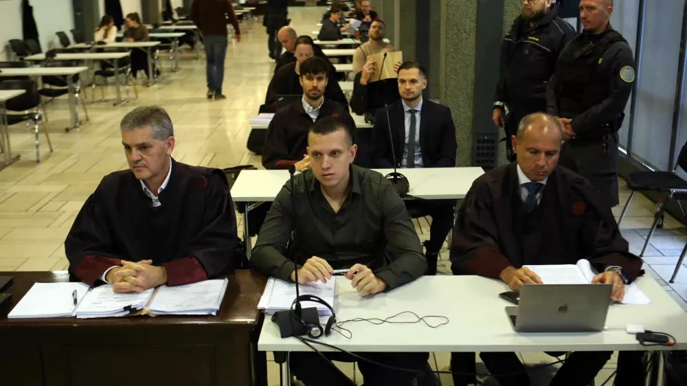 28.11,2024 - Kava&scaron;ki klan, sojenje za umor Danijela Božića. Na fotografiji (v sredini) Klemen Kadivec, odvetnik Branko Gvozdič (na sliki levo) in odvetnik Dejan Markovič (desno)Foto: Tomaž Skale