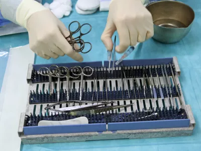 simbolična fotografija - kirur&scaron;ki instrumentarij - operacijski pripomočki -  &scaron;karje in pincete - zdravstvo - - 28.09.2017 &ndash; Očesna klinika UKC v Ljubljani &ndash; Operacijski blok &ndash; operacija na očesu. //FOTO: Tomaž Skale