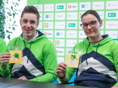 Ljubljana, Parasportni center.Novinarska konferenca pred odhodom slovenske ekipe na zimske paraolimpijske igre v Italijo.Alpski smucar Jernej Slivnik in smucarska tekacica Tabea Dolzan.