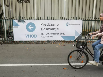 predčasno glasovanje za predsednika republike Slovenije - - 18.10.2022 &ndash; Predsedni&scaron;ke volitve 2022 - sedme volitve za petega predsednika republike v samostojni Sloveniji &ndash; volilci so volili med sedmimi kandidati &ndash; Milanom Brglezom, Janezom Ciglerjem Kraljem, Anžetom Logarjem, Nata&scaron;o Pirc Musar, Vladimirjem Prebiličem in Sabino Senčar //FOTO: Luka Cjuha