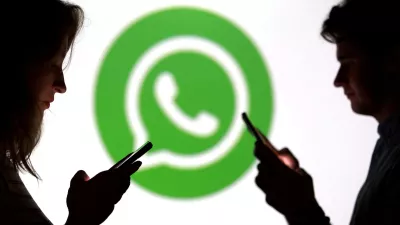 FILE PHOTO: Teenagers pose for a photo while holding smartphones in front of a Whatsapp logo in this illustration taken September 11, 2025. REUTERS/Dado Ruvic/Illustration/File Photo / Foto: Dado Ruvic