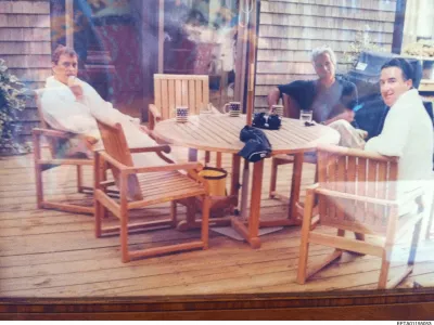 This undated photo released by the U.S. Department of Justice, shows Jeffrey Epstein, center, sitting with Andrew Mountbatten-Windsor and Peter Mandelson. (U.S. Department of Justice via AP) / Foto: 