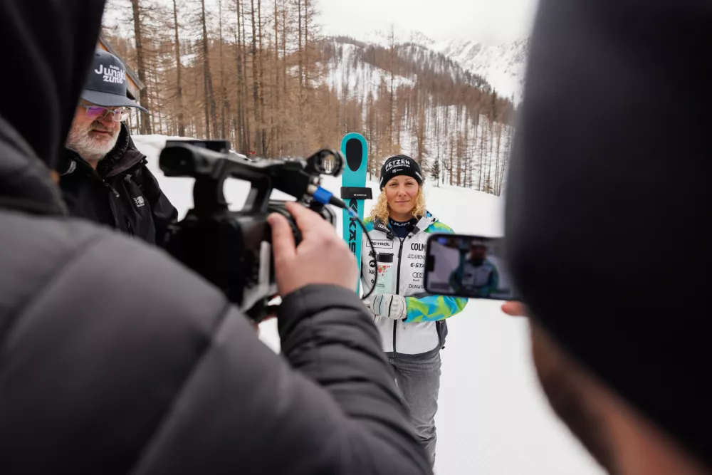 Avstrija, Pliberk.Medijska izjava alpske smucarke Ilke Stuhec ob 12-urni smucarski preizkusnji Downhilka na smuciscu Peca.