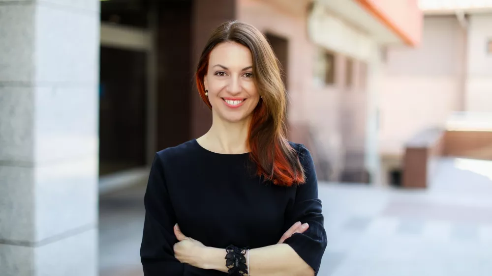 - 23.03.2021 &ndash; Tonja Blatnik, poznavalka specifičnih vsebin, urednica in piarovka, direktorica agencije za odnose z javnostmi iUFC &ndash; Institute for Universal Future Communications, sourednica Dnevnikove sobotne priloge Zaposlitev in kariera, //FOTO: Bojan Velikonja