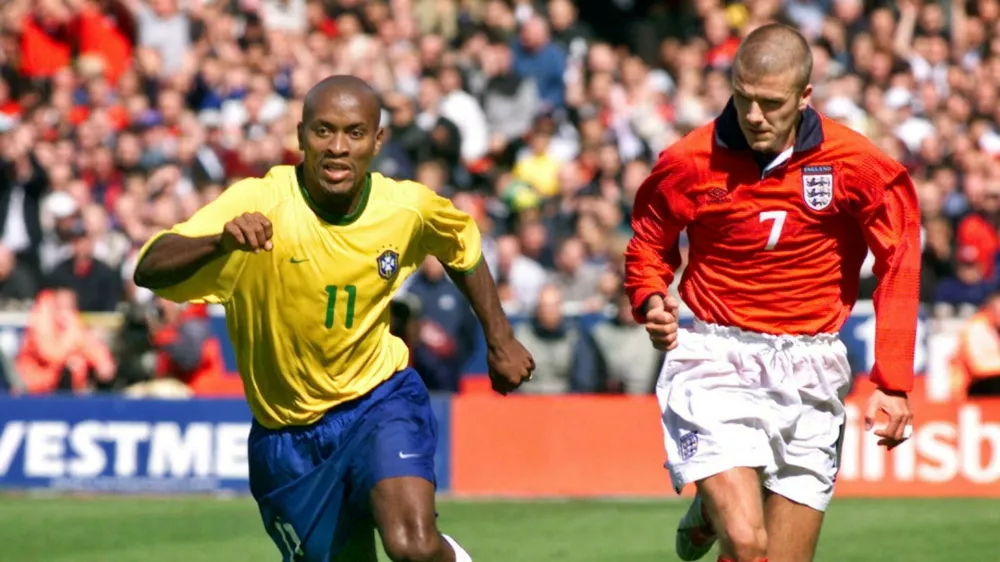 Ze Roberto ob Davidu Beckhamu leta 2000. / Foto: Profimedia