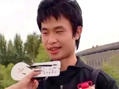 Med redkim pogovorom, ki so ga objavili na spletu. Sicer najraje poslu&scaron;a radio. / Foto: Zajem Zaslona