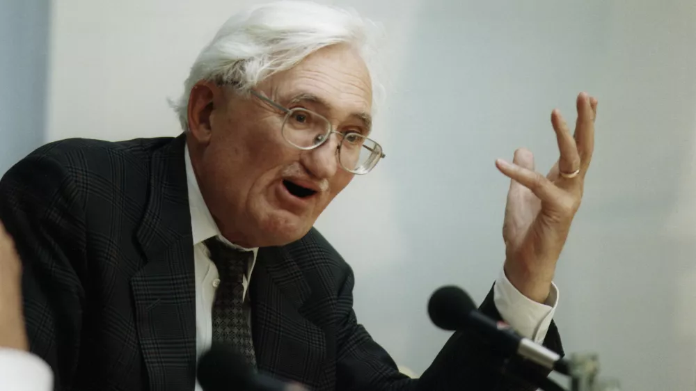 J&uuml;rgen Habermas pred tridesetimi leti v Berlinu. / Foto: Profimedia