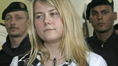 Kidnap victim Natascha Kampusch leaves a civil court after testifying in Graz May 15, 2008. Kampusch's mother Brigitta Sirny is suing former Austrian judge Martin Wabl for his claims that she was responsible for the abduction of her daughter. REUTERS/Heinz-Peter Bader (AUSTRIA) / Foto: Heinz-peter Bader