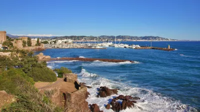 Narava je včasih mirna, včasih pa tudi besna. Pogled na francosko riviero. / Foto: Istock