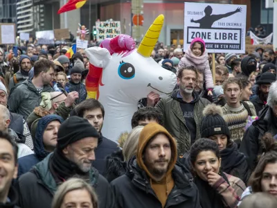 19 December 2021, Belgium, Brussels: People take part in a protest against coronavirus restrictions. Photo: Nicolas Maeterlinck/BELGA/dpa
