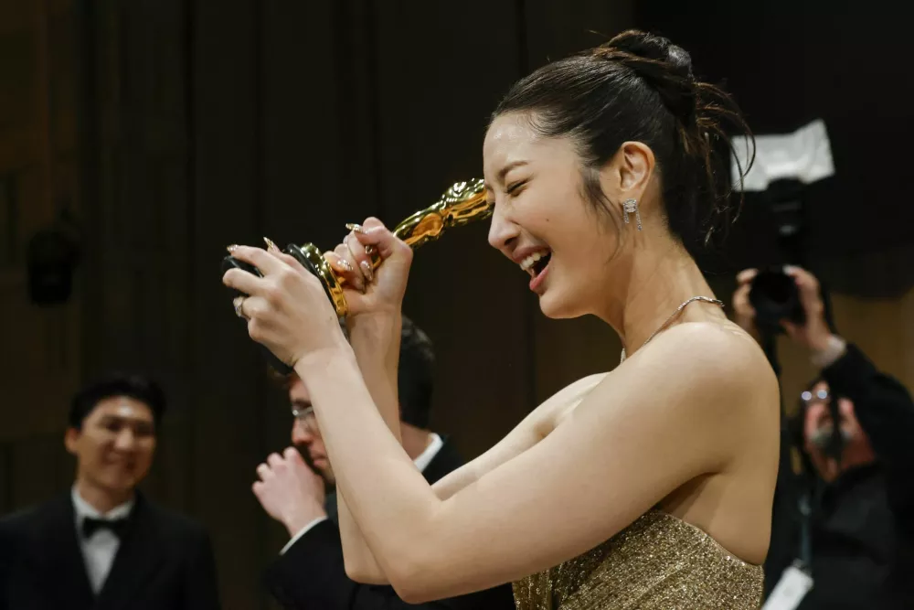 Ejae poses with the Oscar for Best Original Song for "Golden" from "KPop Demon Hunters" at the Governors Ball following the Oscars show at the 98th Academy Awards in Hollywood, Los Angeles, California, U.S., March 15, 2026. REUTERS/Carlos Barria