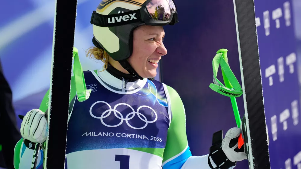 Slovenia's Ilka Stuhec at the finish area during an alpine ski, women's downhill official training, at the 2026 Winter Olympics, in Cortina d'Ampezzo, Italy, Friday, Feb. 6, 2026. (AP Photo/Giovanni Auletta) / Foto: Giovanni Auletta