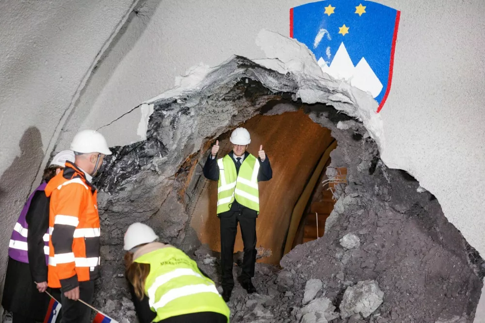 Prebitje druge cevi Karavan&scaron;kega predora s slovenske strani, marec 2024 - grb