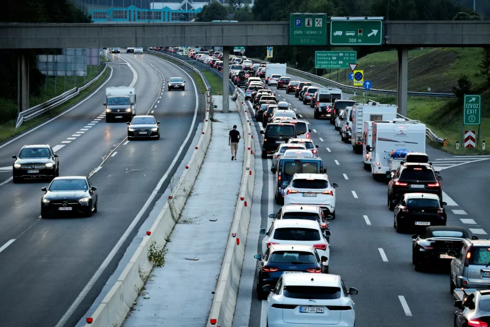 Zastoj na avtocesti pred predorom Karavanke v smeri proti Avstriji.