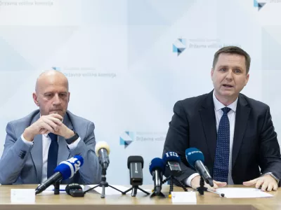 Ljubljana, DVK.Novinarska konferenca Drzavne volilne komisije (DVK).Predsednik DVK Peter Golob in direktor sluzbe DVK Igor Zorcic.