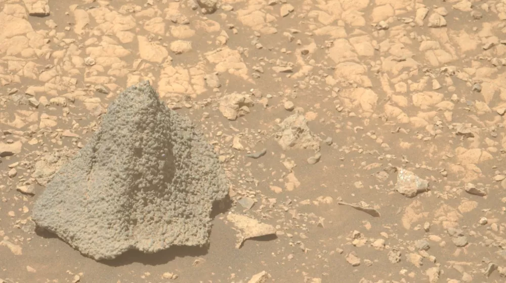 Rover Perserverance na Marsku, posnetek nenavadne kamnine v obliki čelade.Foto: NASA